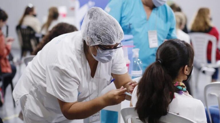 Si no te diste la tercera dosis, en Provincia convocan a voluntarios: cómo anotarte