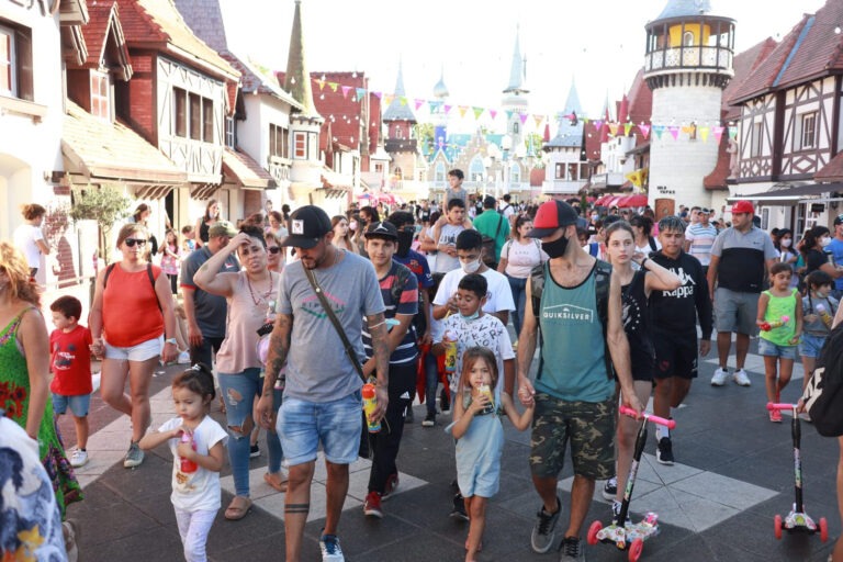 Una multitud participó de la primera jornada de festejos de carnaval en La Plata
