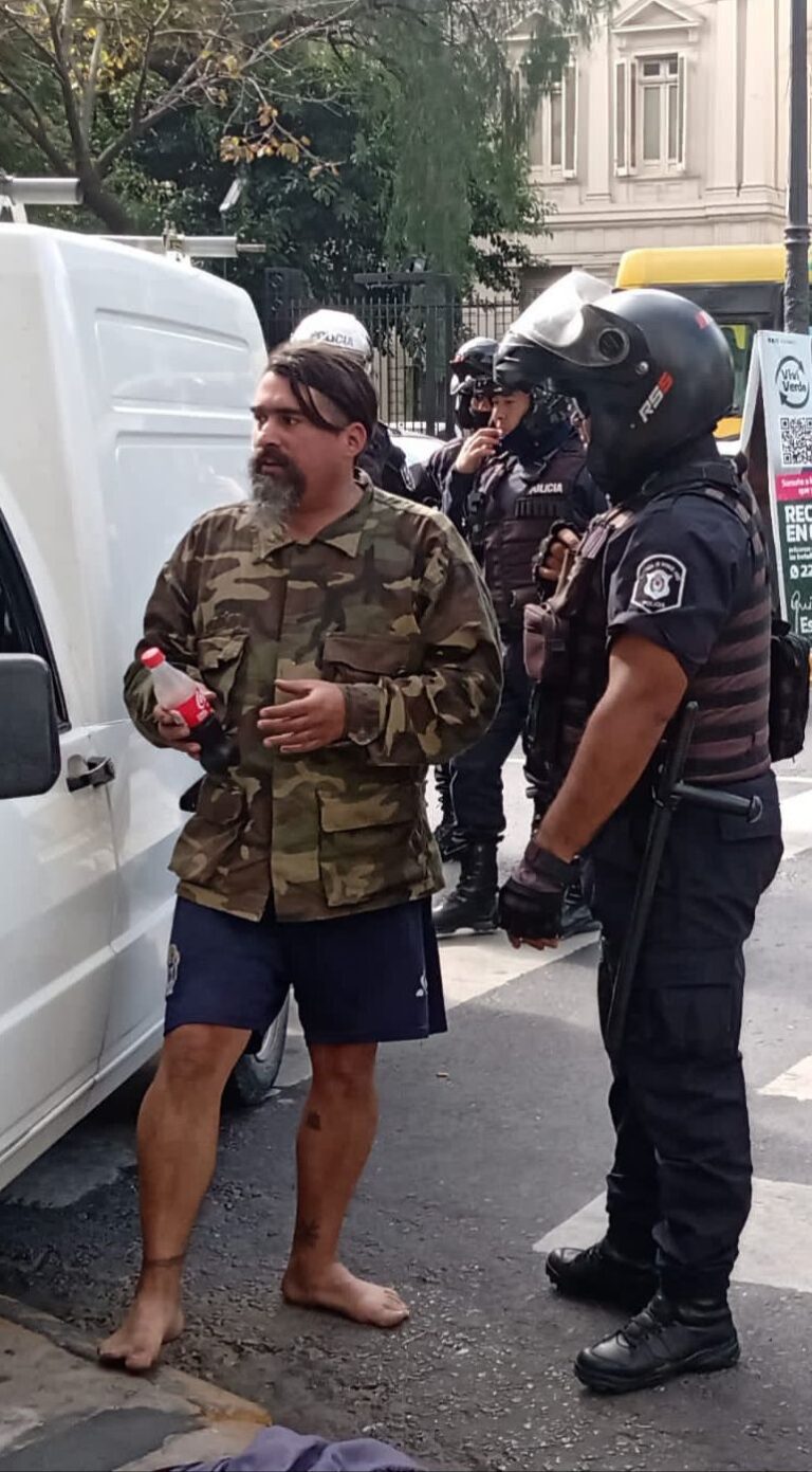 ¡En 7 y 48! Amenazó con un rifle a una conductora
