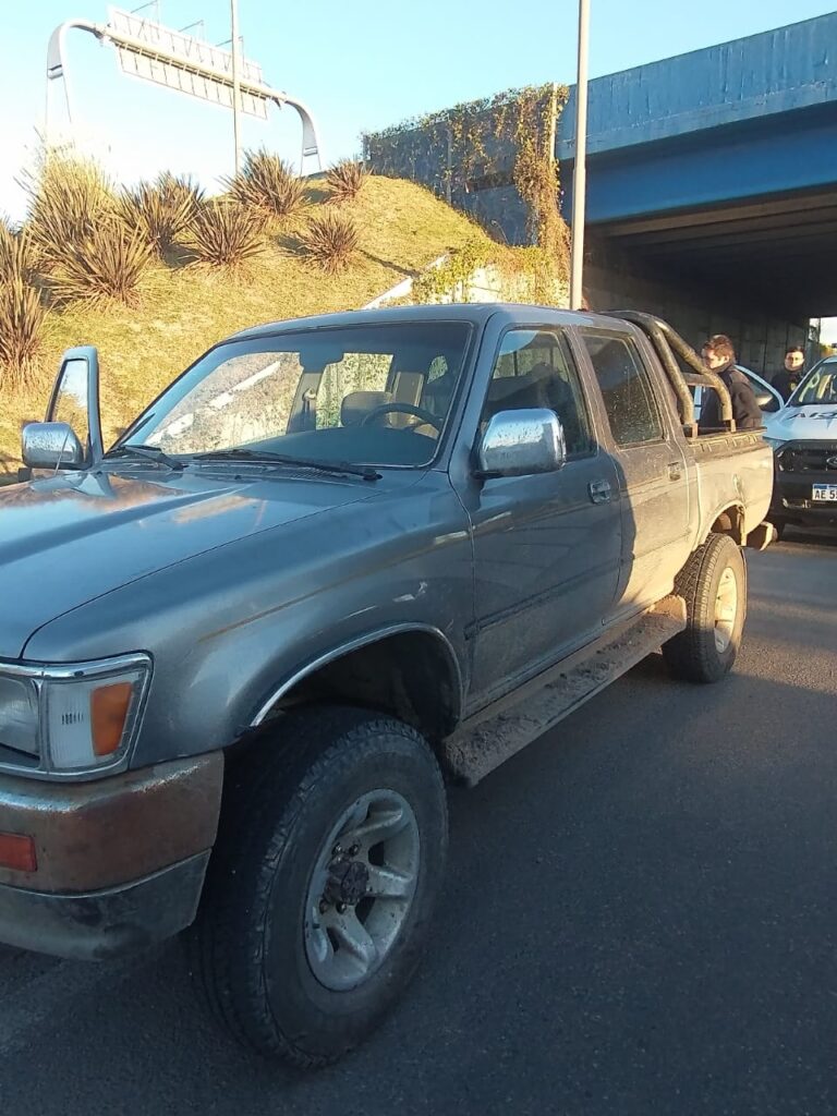 «Levantó» una Hilux en calle 8 y lo atraparon subiendo la Autopista