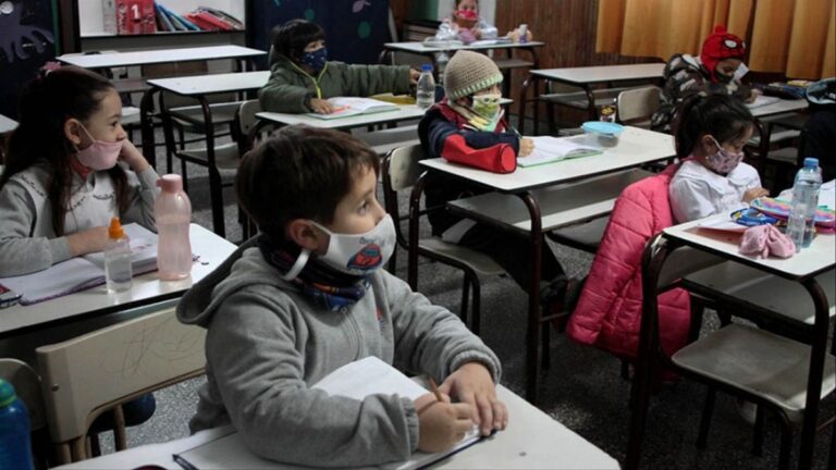 Oficializan el uso optativo del barbijo en los colegios bonaerenses