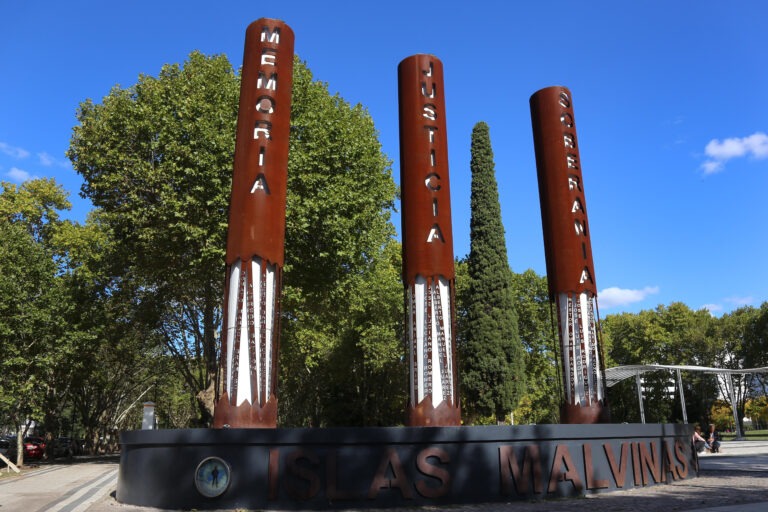 Plaza Malvinas: restauraron los monumentos por los caídos en la Guerra