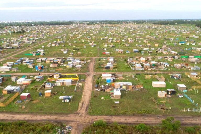 Anuncian un plan de urbanización en la megatoma de Los Hornos