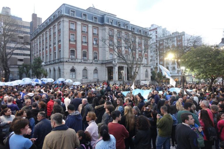 El peronismo plantense volvió a salir a la calle a respaldar a la Vicepresidenta
