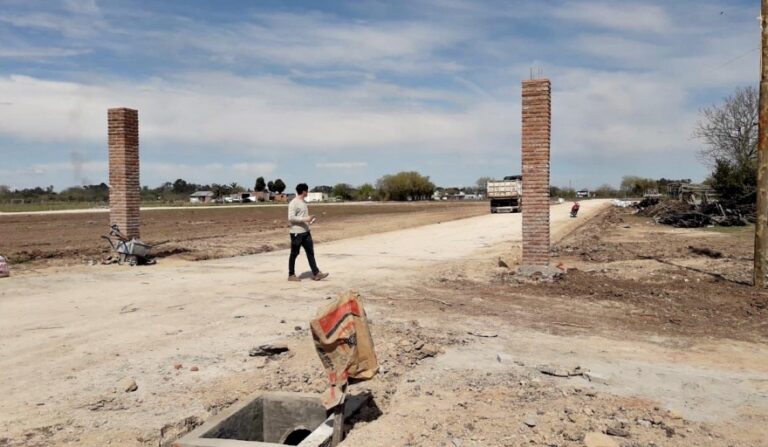 Clausuran un desarrollo inmobiliario ilegal en Los Hornos