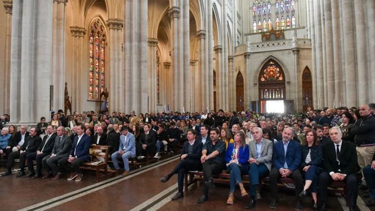 Junto a dirigentes de distintos partidos políticos el arzobispo platense homenajeó al papa Francisco