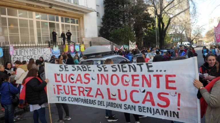 Paro de docentes en La Plata en rechazo a condena a profesor de música por abuso