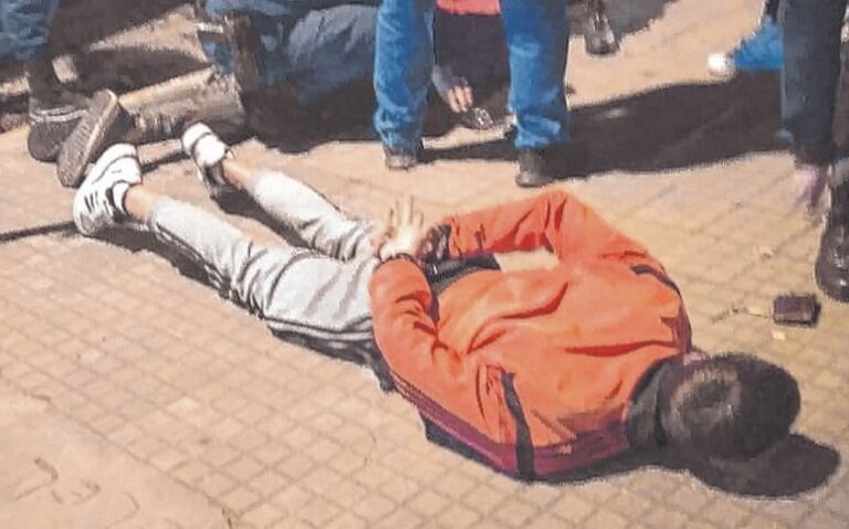 Atacaron a balazos a un policía que paró a dos sospechosos en Los Hornos