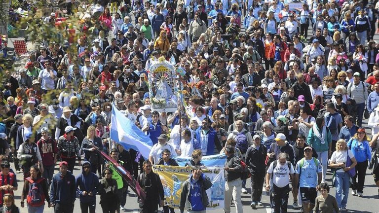 Rezo por vos: una multitud en la peregrinación hacia Luján