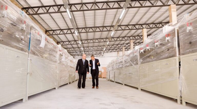 Llegaron los primeros equipos de la planta de Baterías de Litio en la UNLP