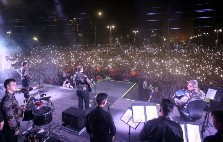 Miles de platenses colmaron Plaza Moreno en el cierre del Aniversario 140 de la Ciudad