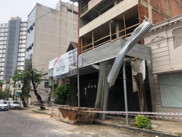 Un obrero sufrió heridas al caer desde un cuarto piso en pleno centro platense