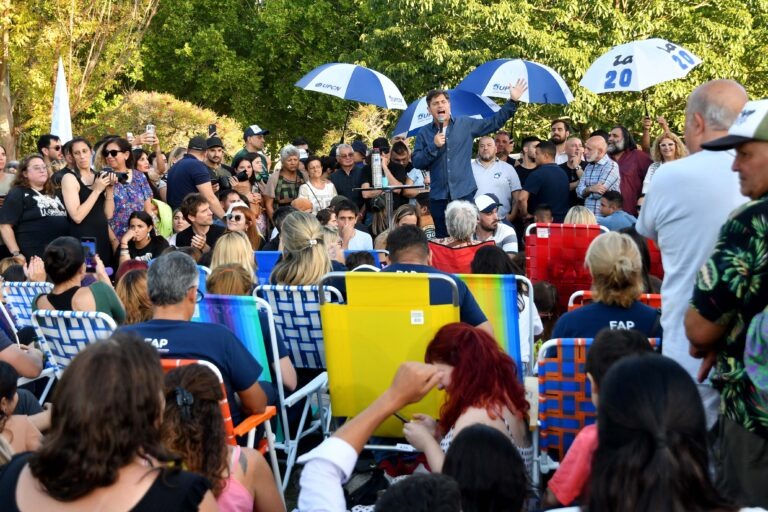 Kicillof de mateada en Plaza Malvinas: munición gruesa hacia la Justicia y el PRO