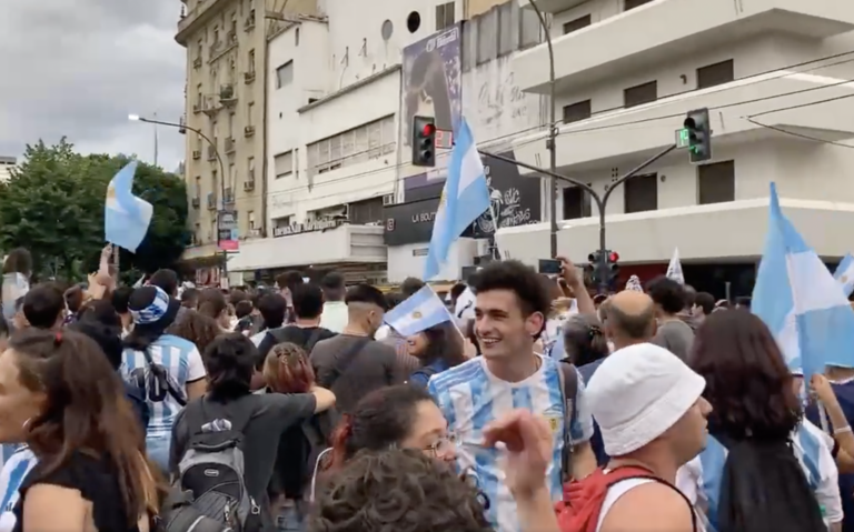 7 y 50: miles de platenses festejaron el triunfo de Argentina ante Polonia