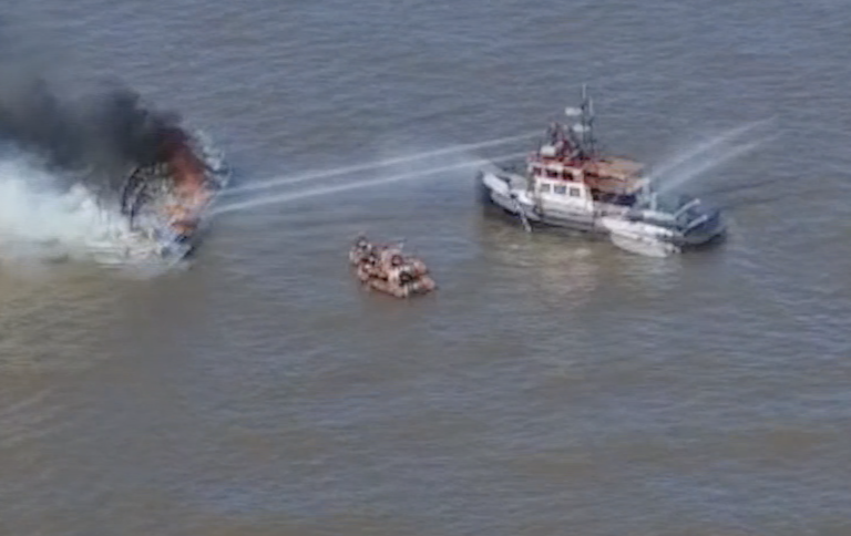 Rescataron ilesos a los tripulantes de la embarcación que se incendió en el Río de la Plata