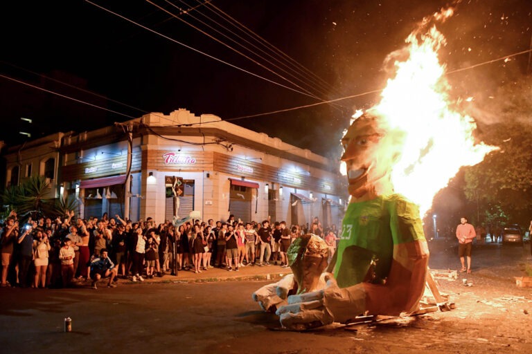 La Plata recibió el Año Nuevo con la tradicional quema de muñecos