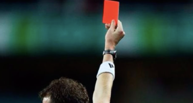 Árbitro denunció a jugador de la Liga Amateur Platense que lo golpeó enojado por cobrar un foul