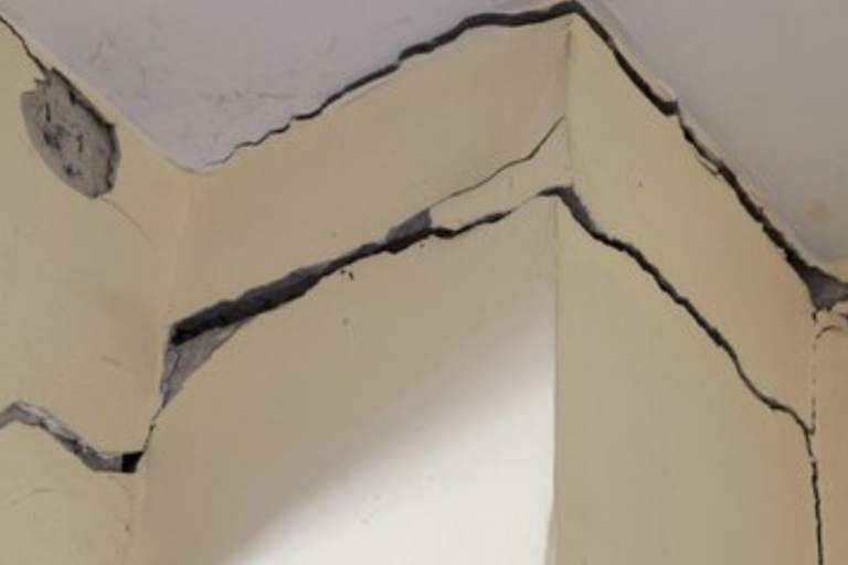 Por la sequía se agrietaron paredes y pisos en viviendas de La Plata, afirmó la UNLP