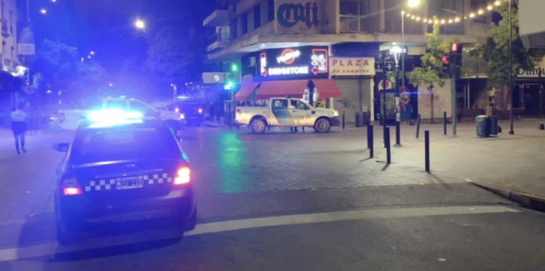 Una joven cayó desde un balcón cuando estaba con una amiga en pleno centro