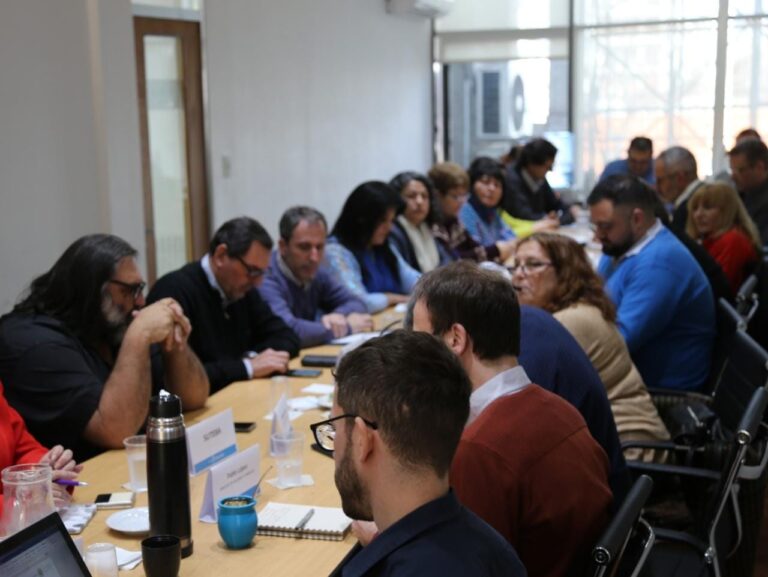 Paritaria y aumento a docentes bonaerenses: pidieron recomposición salarial, licencias parentales y por violencia de género