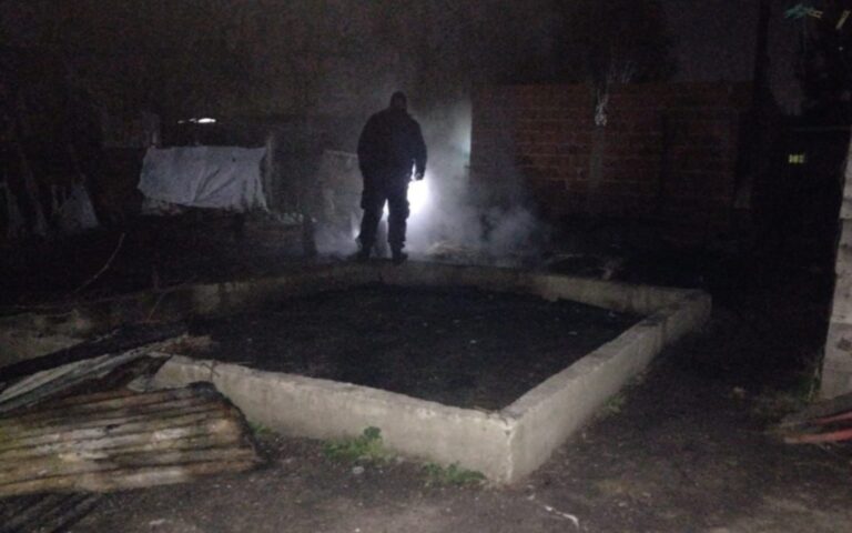 Trágico incendio en Los Hornos: murió un joven de 22 años tras salvar a su pareja