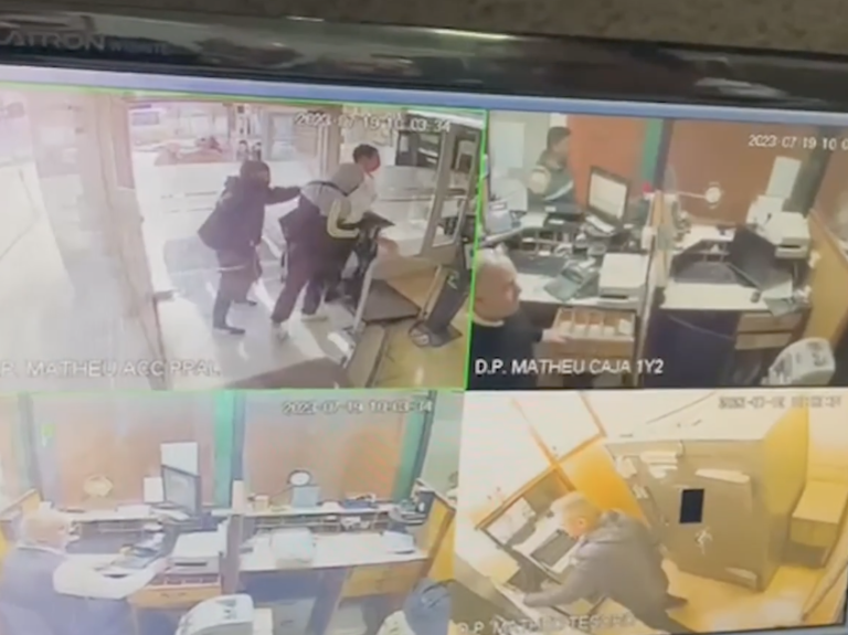 Encapuchados, con armas largas y chaleco policial intentan robar un Banco Provincia en La Plata