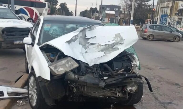 Murió al chocar contra un vehículo detenido en la avenida 44