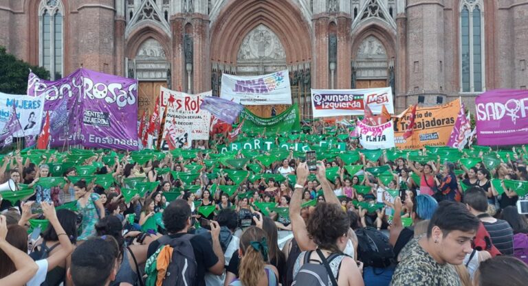 Los pañuelos verdes coparon calles, el Palacio municipal y hasta la Catedral de La Plata