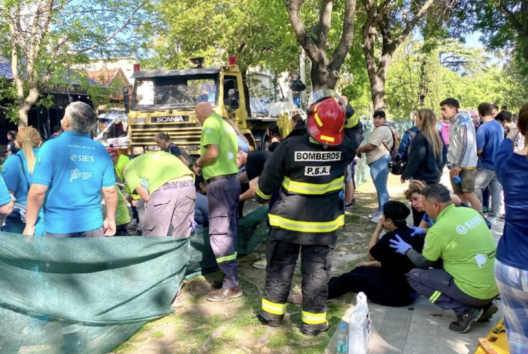 Diecinueve evacuados tras un incendio en un edificio del centro de La Plata
