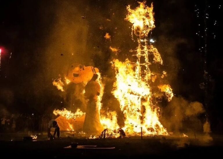 Decenas de muñecos se quemaron en La Plata para recibir el Año Nuevo con su tradicional ritual