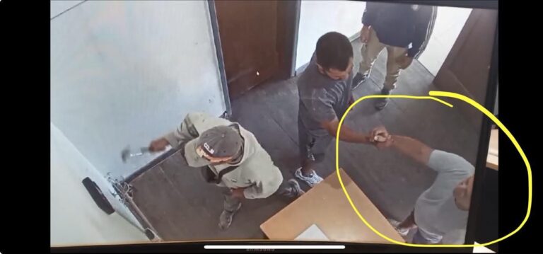Ñoquis en La Plata: destruyeron «a martillazos» un aparato del control biométrico y a uno lo detuvieron
