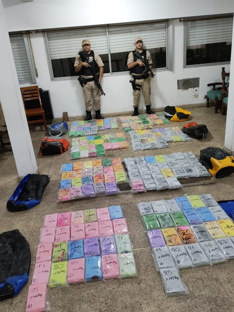 Secuestran casi 300 kilos de cocaína flotando en el Río de La Plata