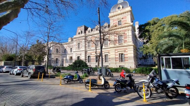 Provincia convocó a estatales y docentes a paritarias: ¿cuándo se reúnen?