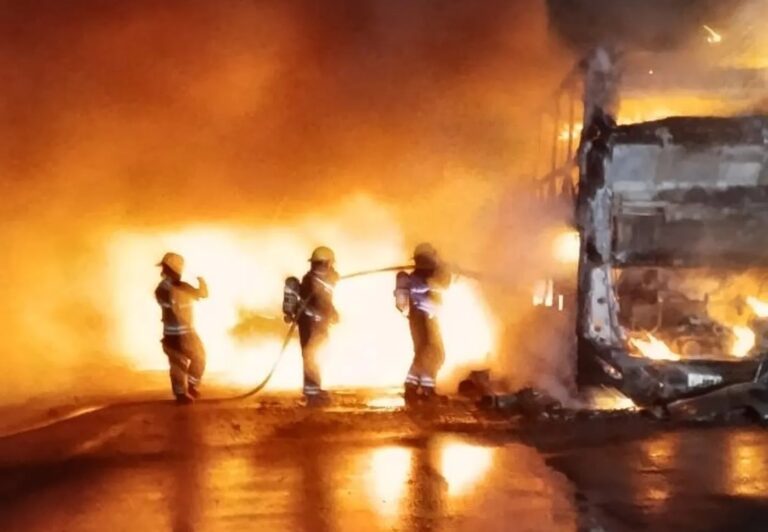 Se incendió un micro repleto de pasajeros en la Ruta 2 a la altura de La Plata
