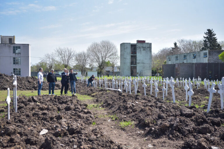 La Plata: inhumaron más de 300 ataúdes que fueron encontrados abandonados en depósitos del cementerio