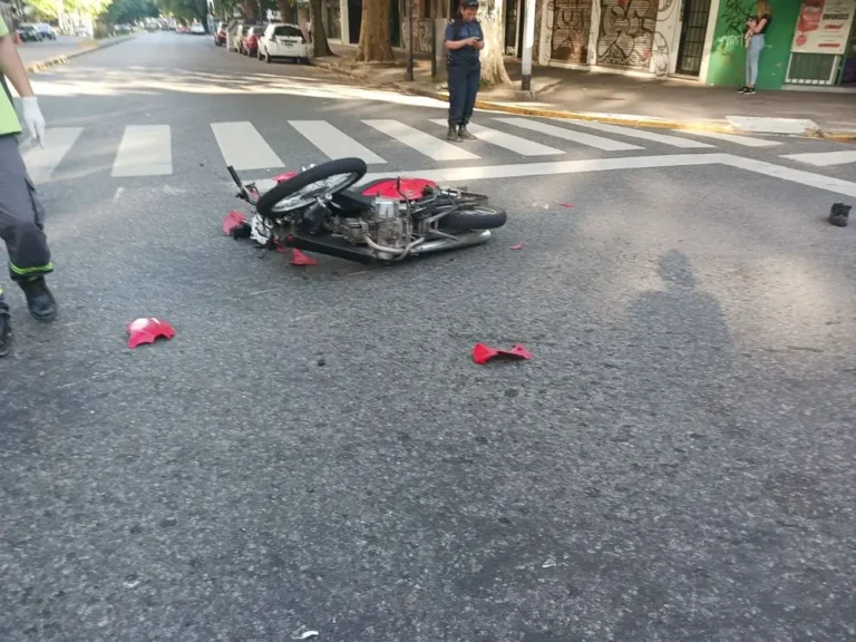 Accidente fatal a metros de Plaza Moreno: un conductor se descompensó, chocó y mató a una joven