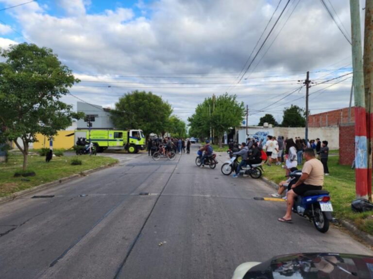 La Plata: un muerto e incidentes entre vecinos y policías tras un accidente de tránsito