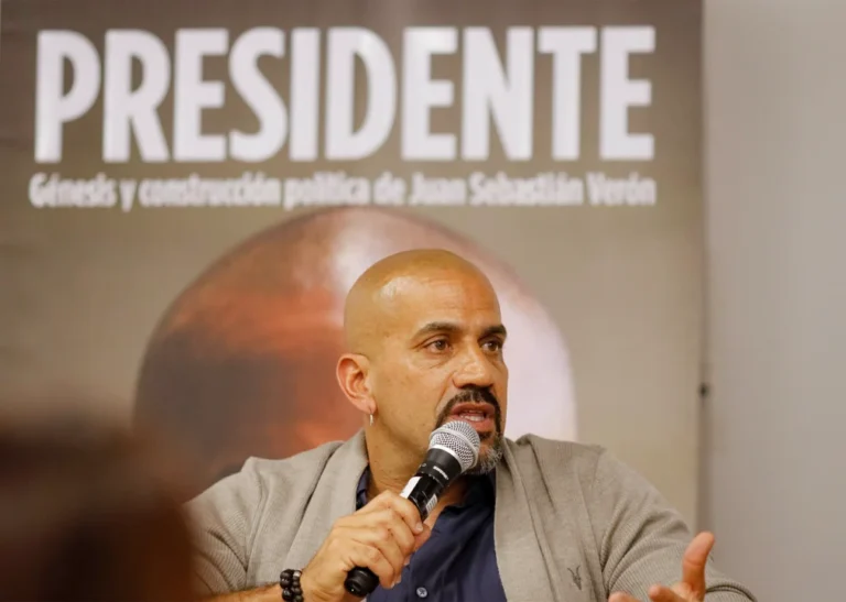 Verón habló de la sociedad anónima con Foster: cuánto cede Estudiantes y cuánto se lleva el magnate