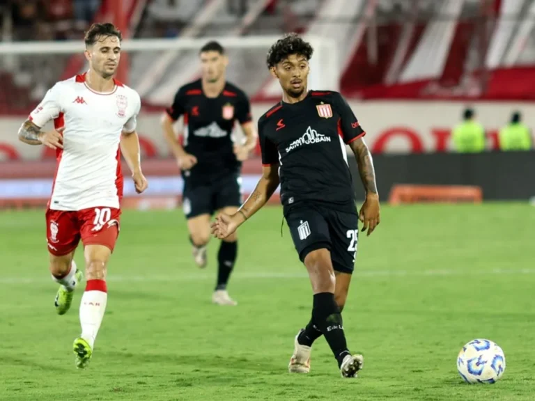 Estudiantes rescató un punto frente a Huracán con uno menos todo el segundo tiempo