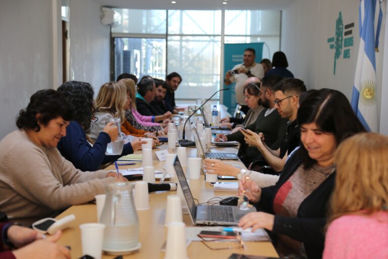 Cuarto intermedio: docentes y estatales rechazaron la oferta salarial de la Provincia