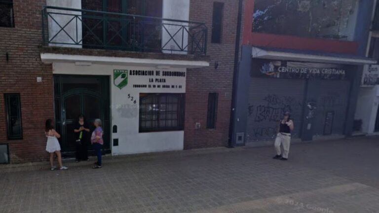 La Plata: encuentran muerto a un docente en el baño de la Asociación de Sordomudos