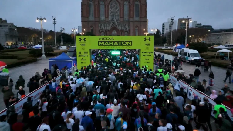 Miles de corredores en las calles: La Plata tuvo la tercera edición de su Media Maratón