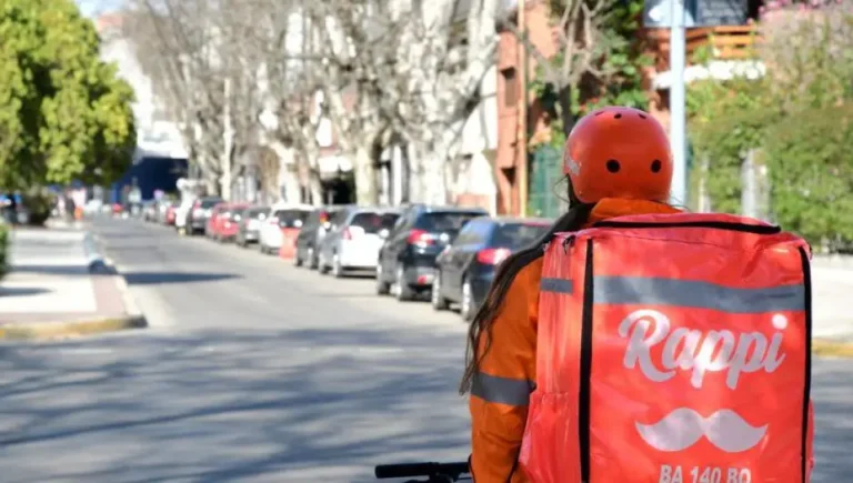 Revuelo en La Plata: ¿Policías secuestran droga y la envían a la comisaría en Rappi?