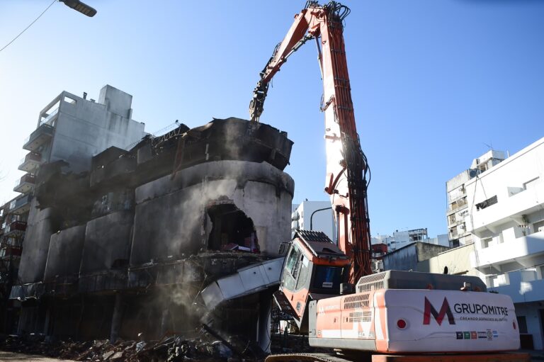 Con un despliegue de gruas, comenzó la demolición incendiado en La Plata
