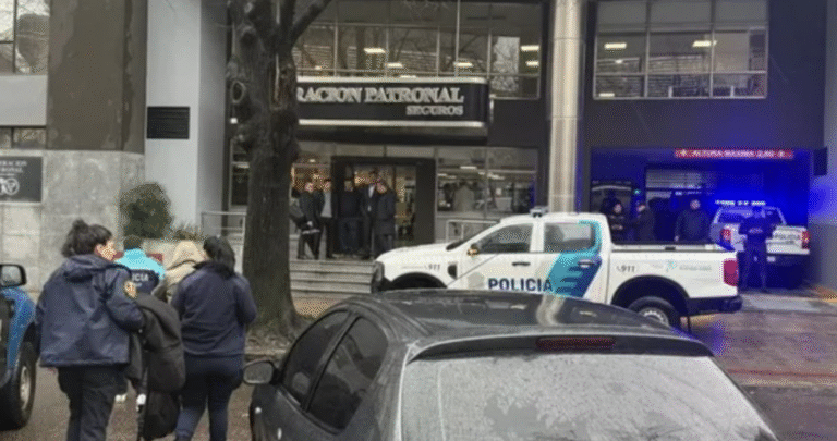 Estupor en La Plata: hallaron muerto a un hombre en el edificio de Federación Patronal