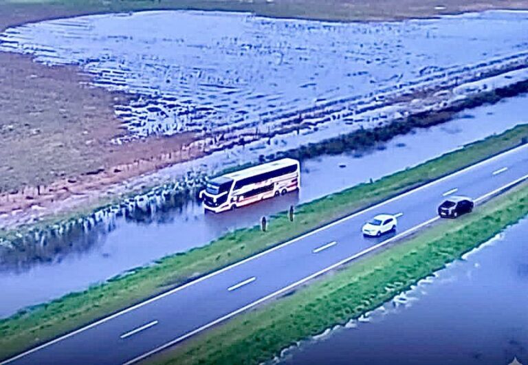 Un micro quedó varado en la Ruta 5 y rescataron a 40 pasajeros en lancha