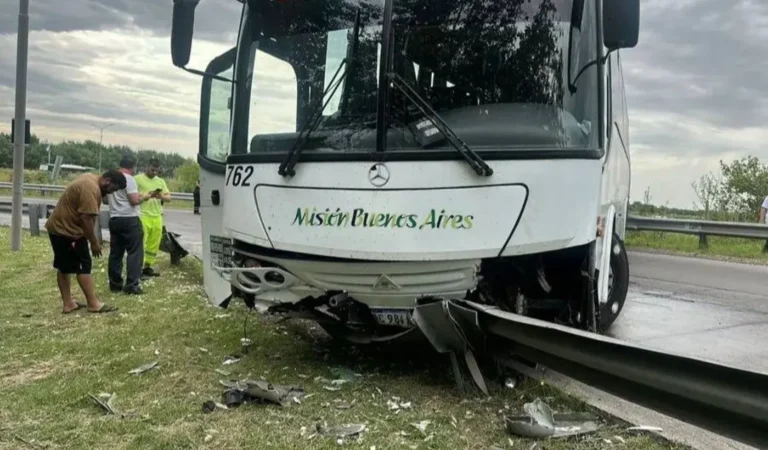 Micro con pasajeros despistó en la subida de la Autopista La Plata