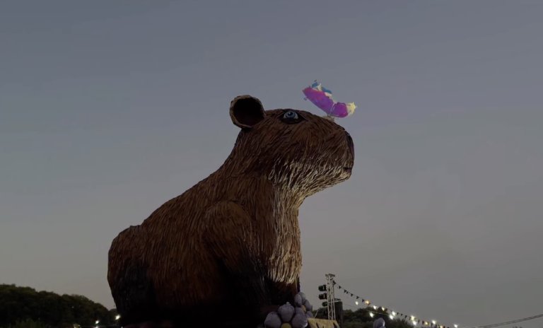 Emotivo homenaje a Kim Gomez en el capibara gigante creado por muñequeros de Drako