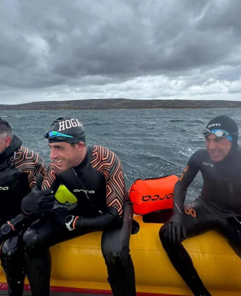 Hazaña: médico de La Plata unió a nado las Islas Malvinas