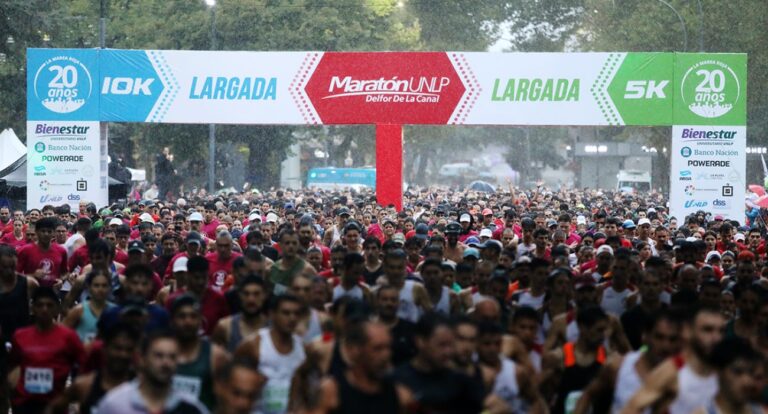 Bajo el diluvio, miles de atletas corrieron la tradicional maratón de la UNLP